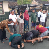 Tongtek Sahur Berujung Tawuran di Sukolilo Pati, Sejumlah Remaja Sujud di Kaki Orang Tua Setelah Diamankan Polisi
