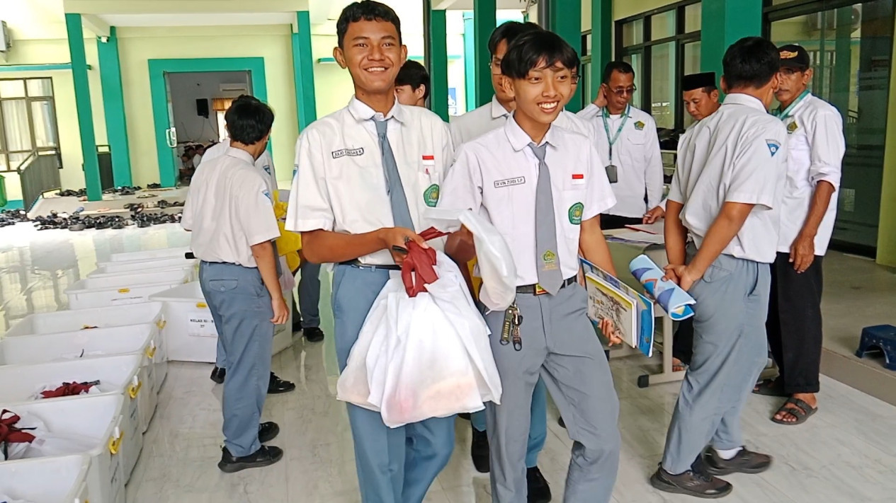 Selama Ramadhan, MBG di MAN 2 Surabaya Berubah Jadi Paket Takjil Bergizi
            - galeri foto