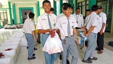 Selama Ramadhan, MBG di MAN Surabaya Berubah Jadi Paket Takjil Bergizi