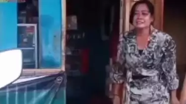 Pemilik warung, Suheni menangis saat tempat usahanya dibongkar oknum lurah dalam tragedi Sandalku Mana di Talang, Tegal