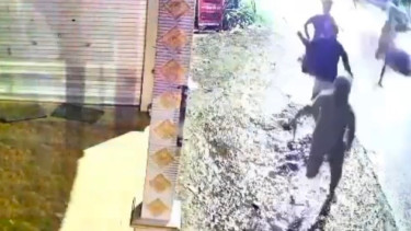 Perang Sarung di Bangkalan Berujung Tawuran, Pemuda Salah Sasaran Dikeroyok hingga Masuk Puskesmas