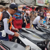 Warga Keluhkan Trotoar Menyempit, Puluhan Motor yang Parkir Liar di Glodok Terjaring Operasi Cabut Pentil