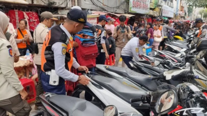 Warga Keluhkan Trotoar Menyempit, Puluhan Motor yang Parkir Liar di Glodok Terjaring Operasi Cabut Pentil