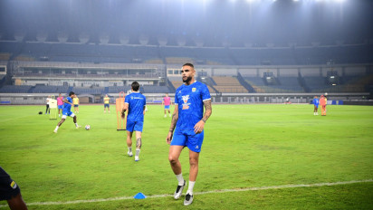 Pulih dari Cedera, Pelatih Persib Siapkan Marc Klok dan Layvin Kurzawa untuk Hadapi Madura United
