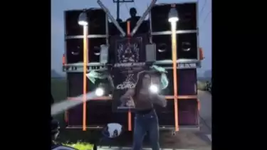 Aksi sound horeg dan dancer seksi saat bangunin sahur di area jalan Ploso, Jombang viral di media sosial.