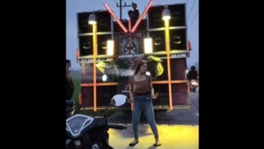 Dancer Seksi di Jombang Bangunin Sahur Warga dengan Joget Pakai Sound Horeg
