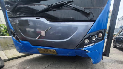 Transjakarta Kecelakaan Tabrak Ojol di Gunung Sahari, CCTV Ungkap Motor Nekat Terobos