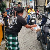 Peduli Sesama di Bulan Puasa, Community Istighosah Ceper Bagi-bagi Nasi Kotak Gratis