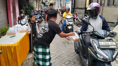 Peduli Sesama di Bulan Puasa, Community Istighosah Ceper Bagi-bagi Nasi Kotak Gratis
