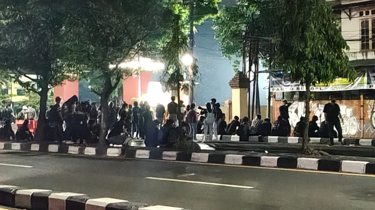 Aksi di Polda DIY Berujung Ricuh, Massa Lempari Kembang Api dan Dobrak Pagar
            - galeri foto