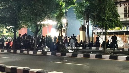 Aksi di Polda DIY Berujung Ricuh, Massa Lempari Kembang Api dan Dobrak Pagar