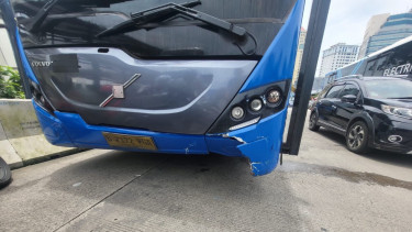 Pengemudi Ojol Terlibat Kecelakaan dengan Bus Transjakarta di Gunung Sahari