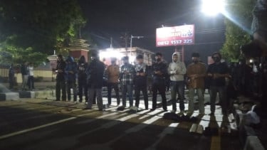 Massa Unjuk Rasa Laksanakan Salat Gaib di Depan Polda DIY untuk Korban Kekerasan Aparat