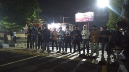 Massa Unjuk Rasa Laksanakan Salat Gaib di Depan Polda DIY untuk Korban Kekerasan Aparat