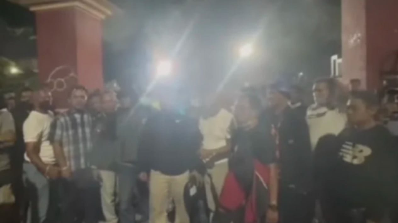 Soal Brimob Aniaya Siswa di Tual, Massa Geruduk Polda DIY, Warga Jogja Turun Tangan Lawan Massa Anarkis
            - galeri foto