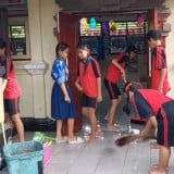 Banjir Rendam Sejumlah Sekolah di Denpasar, Siswa SDN 18 Sesetan Gotong Royong Bersihkan Kelas