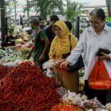 Berita Foto: Harga Cabai Merah Turun di Pekan Kedua Ramadhan, Pembeli di Jakarta Timur Merasa Lega