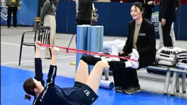 Pyo Seung-ju tampak berbincang dengan pemain Korea Expressway Hi-Pass, Kang So-hwi.