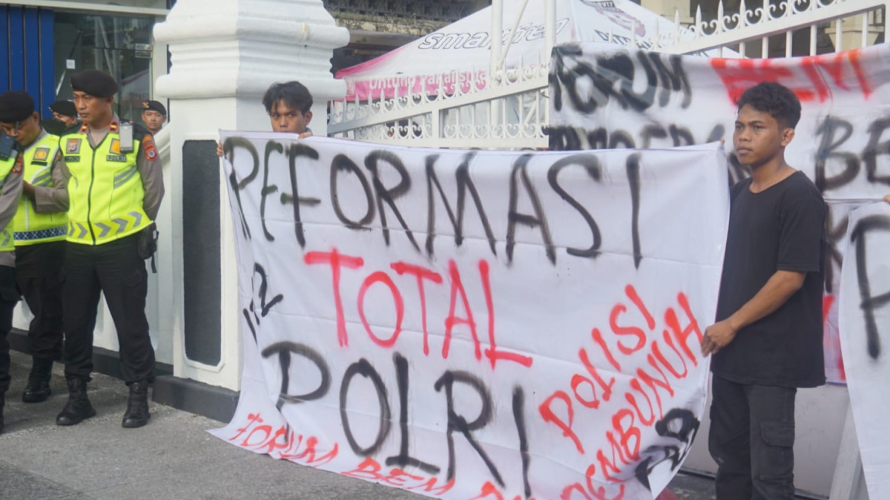Aksi Long March Forum BEM DIY di Sepanjang Malioboro, Desak Reformasi Total Polri Usai Tewasnya Pelajar MTs Dianiaya Polisi
            - galeri foto