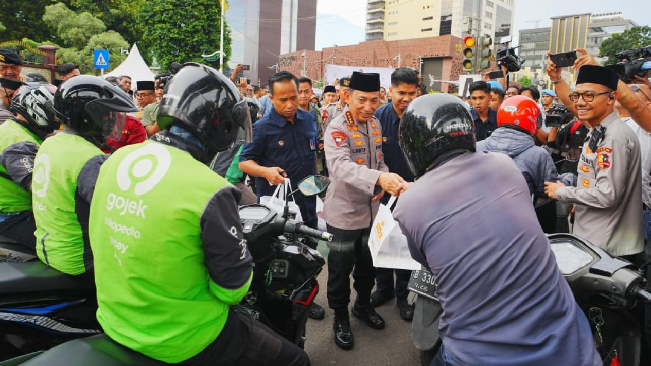 Bagikan Takjil dan Buka Puasa Bersama Bareng Insan Pers, Kapolri: Suara Media Suara Publik
            - galeri foto