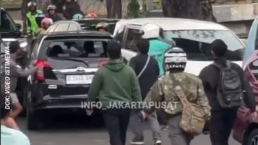 Detik-detik Menegangkan Calya Hitam Lawan Arah di Jakpus Diamuk Massa, Tembakan Peringatan Polisi Tak Dihiraukan