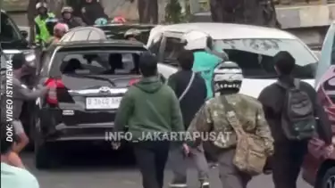 Detik-detik Menegangkan Calya Hitam Lawan Arah di Jakpus Diamuk Massa
