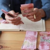 Dapat THR Lebaran 2026 tapi Punya Utang, Lebih Utama Bayar Utang atau Kasih Orang Tua? Buya Yahya Beri Penjelasan