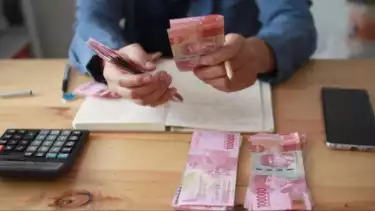 Dapat THR Lebaran 2026 tapi Punya Utang, Lebih Utama Bayar Utang atau Kasih Orang Tua? Buya Yahya Beri Penjelasan