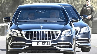 Momen Hangat Raja Yordania Abdullah II Setir Mobil Sendiri Antar Kepulangan Prabowo ke Bandara