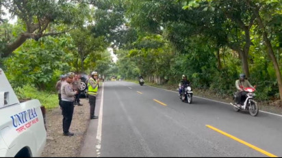 Mobil Dinas Polisi yang Ditumpangi Kabag Ops Polres Sumenep Tabrak Pengendara Motor, Korlantas Lakukan Olah TKP