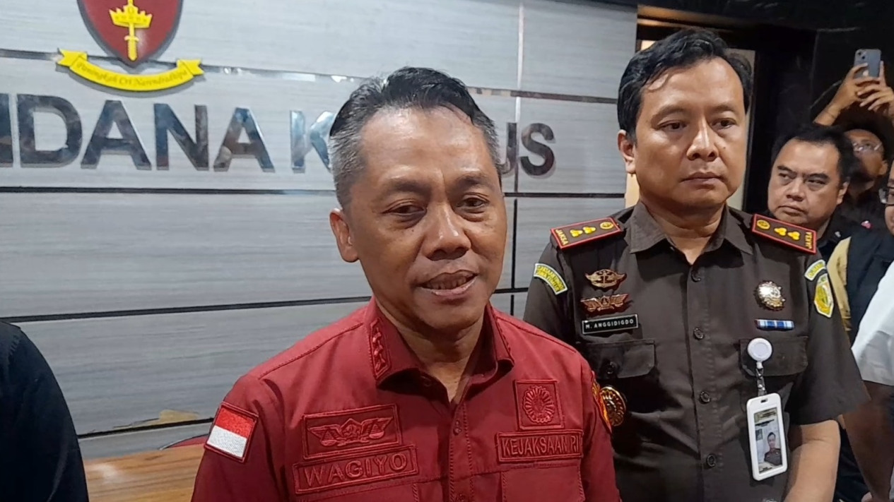 Kejati Jatim SP3 Kasus Guru Honorer Rangkap Jabatan dengan Kerugian Negara 118 Juta Rupiah
            - galeri foto