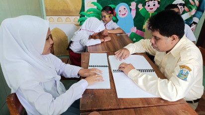 Isi Ramadhan, Siswa SLB B Tulungagung Membaca Alquran dengan Telunjuk