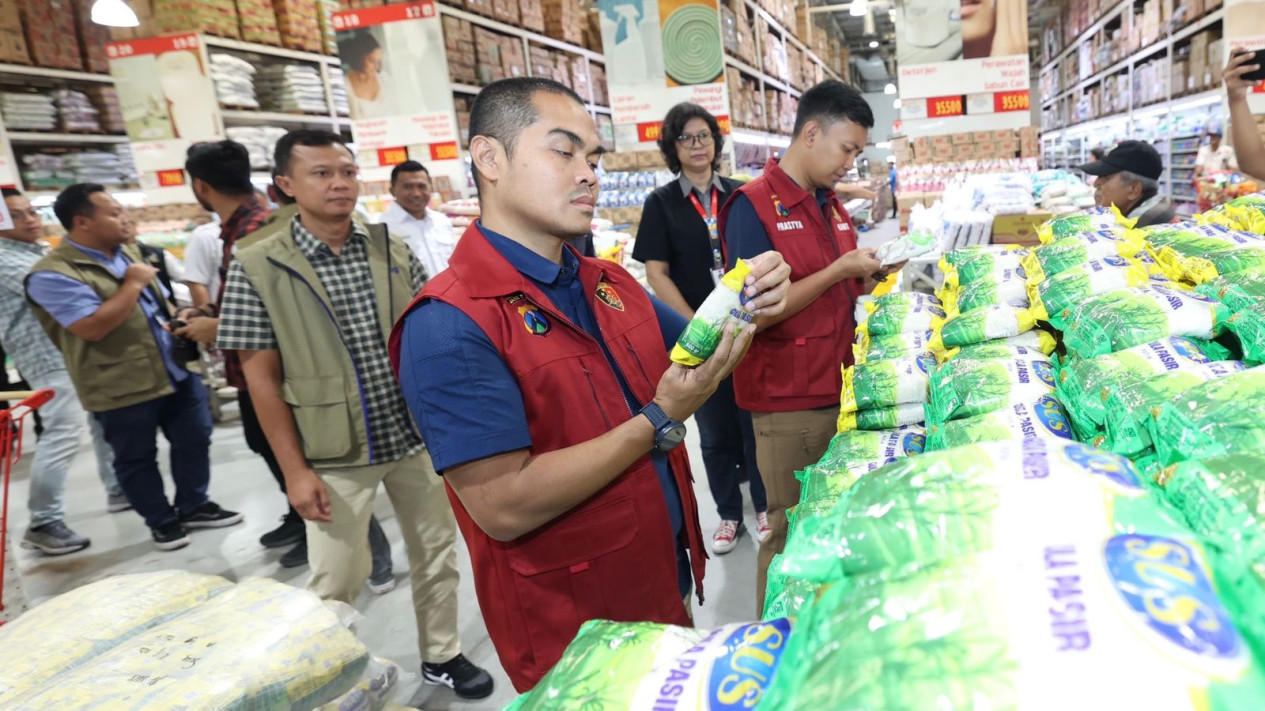 Cegah Barang Tak Layak Edar, Polda Jatim Periksa Pusat Grosir Jelang Lebaran
            - galeri foto