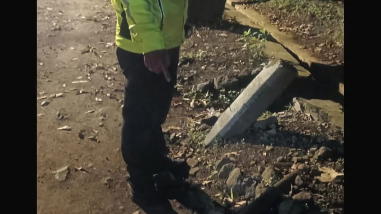 Tabrak Pohon, Seorang Pengendara Motor Tewas
            - galeri foto