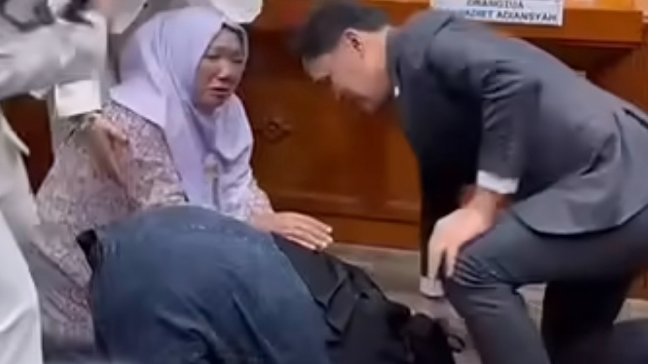 Sampai Bersujud ke Pimpinan Komisi III DPR RI, Orang Tua ABK Fandi dan Radiet Memohon Anaknya Diselamatkan
            - galeri foto