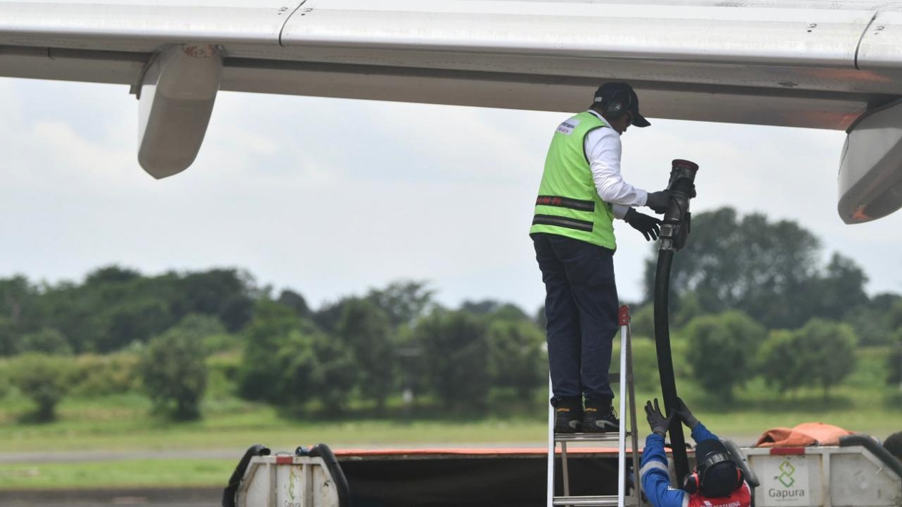 Pertamina Ungkap Proses Uji Berlapis Avtur dari Kilang hingga Tangki Pesawat, Pastikan Stok Lebaran Aman
            - galeri foto