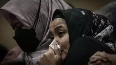 Sidang tata kelola minyak mentah, di PN Pusat, Jakarta, Kamis (26/2/2026). Tangis histeris kerabat terdakwa setelah hakim memvonis 10 tahun penjara kepada Edward Corne, Riva Siahaan 9 tahun penjara, dan Maya Kusmaya 9 tahun.