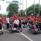 220 Tukang Becak di Nganjuk Terima Bantuan Becak Listrik dari Presiden Prabowo Subianto