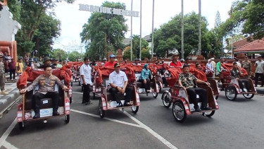220 Tukang Becak di Nganjuk Terima Bantuan Becak Listrik dari Presiden Prabowo Subianto
