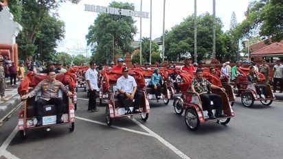 220 Tukang Becak di Nganjuk Terima Bantuan Becak Listrik dari Presiden Prabowo Subianto