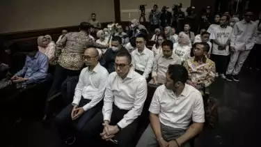 Eks Direktur Utama PT Pertamina International Shipping (PIS) Yoki Firnandi (tengah) divonis pidana penjara sembilan tahun