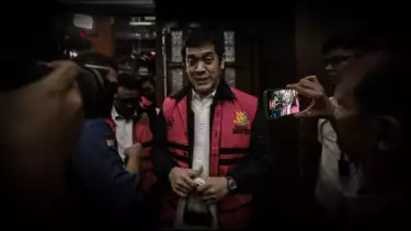 Anak pengusaha Riza Chalid, Muhammad Kerry Adrianto Riza, menjalani sidang vonis kasus dugaan korupsi tata kelola minyak mentah dan produk kilang PT Pertamina (Persero) pada Kamis (26/2/2026).
