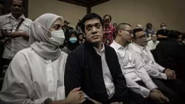 Anak pengusaha Riza Chalid, Muhammad Kerry Adrianto Riza, menjalani sidang vonis kasus dugaan korupsi tata kelola minyak mentah dan produk kilang PT Pertamina (Persero) pada Kamis (26/2/2026)