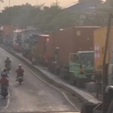 Truk Kontainer Tabrak Median Fly Over Taman Sidoarjo, Lalu Lintas Lumpuh hingga 3 Kilometer
