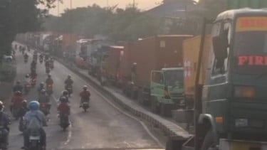 Truk Kontainer Tabrak Median Fly Over Taman Sidoarjo, Lalu Lintas Lumpuh hingga 3 Kilometer