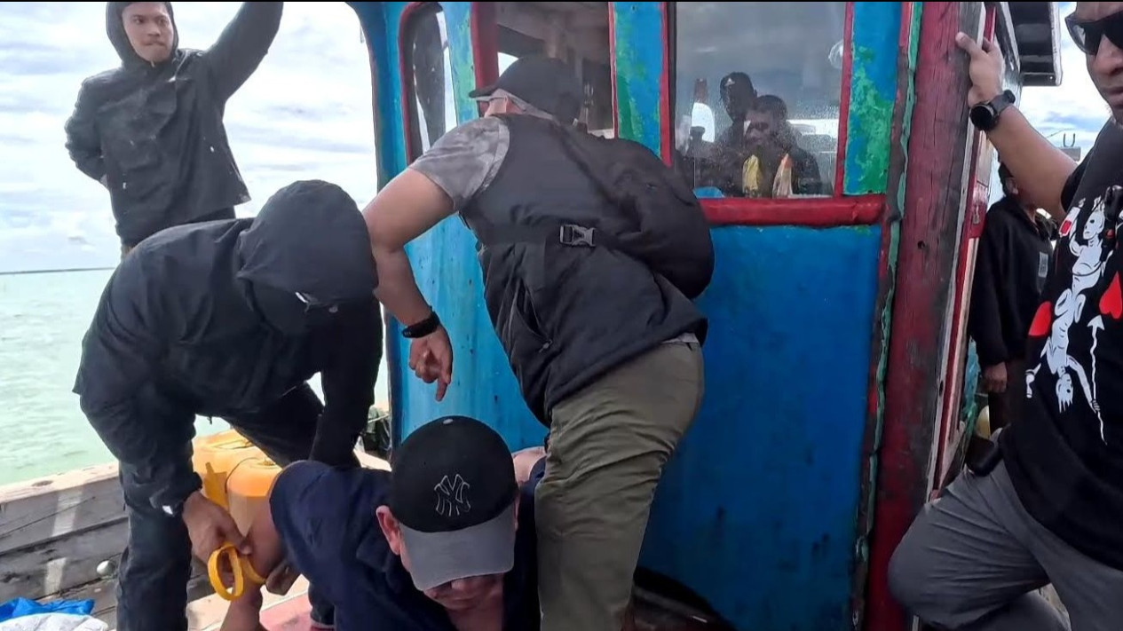 Koko Erwin Ditembak Saat Kabur ke Malaysia, Bandar Penyuap AKBP Didik Tiba di Bareskrim dengan Kaki Pincang
            - galeri foto