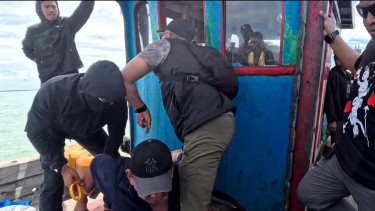 Koko Erwin Ditembak Saat Kabur ke Malaysia, Bandar Penyuap AKBP Didik Tiba di Bareskrim dengan Kaki Pincang