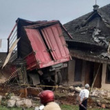 Detik-detik Truk Tronton Bermuatan Susu Kemasan Hantam Rumah Warga di Magelang, Sang Sopir Tewas di TKP