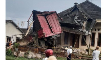 Detik-detik Truk Tronton Bermuatan Susu Kemasan Hantam Rumah Warga di Magelang, Sang Sopir Tewas di TKP