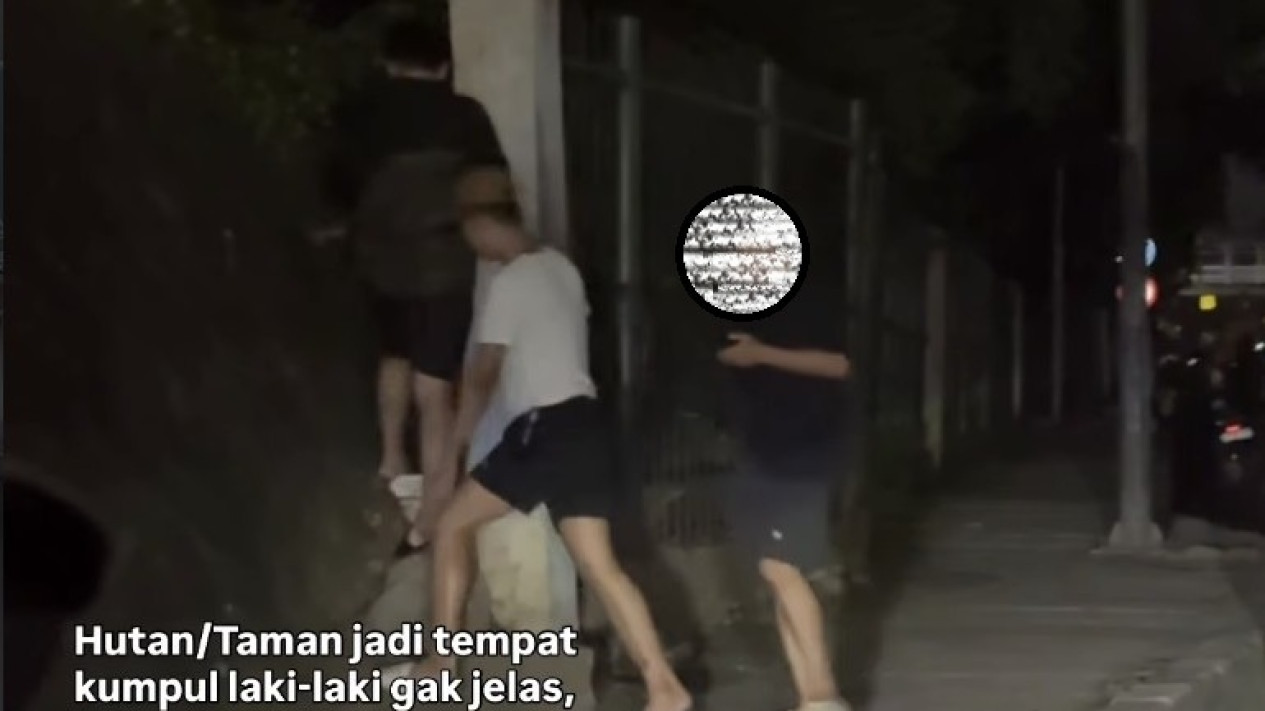 Taman Kota Cawang Diduga Dijadikan Tempat Aktivitas Sesama Jenis Lagi, Alat Kontrasepsi Bekas Berserakan
            - galeri foto